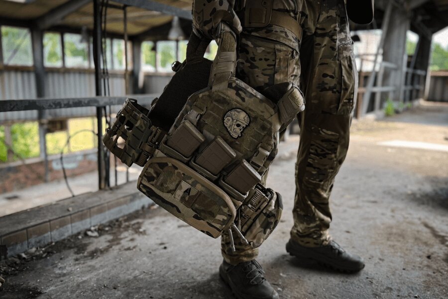 A Multicam egyenruhás operátor a K-ZERO™ SF Agilite<sup>®</sup> lemez hordozót a vállpántoknál fogva viszi. Foto: Rigad