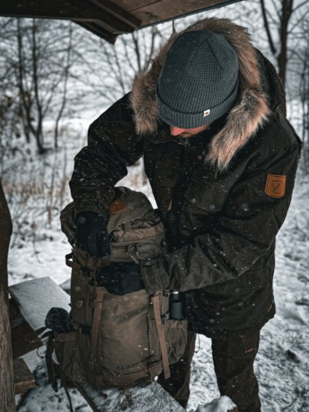 A Fjällräven Kajka robusztus expedíciós hátizsákot a hóban letéve, készen áll a többnapos téli túrára. Fotó: Rigad