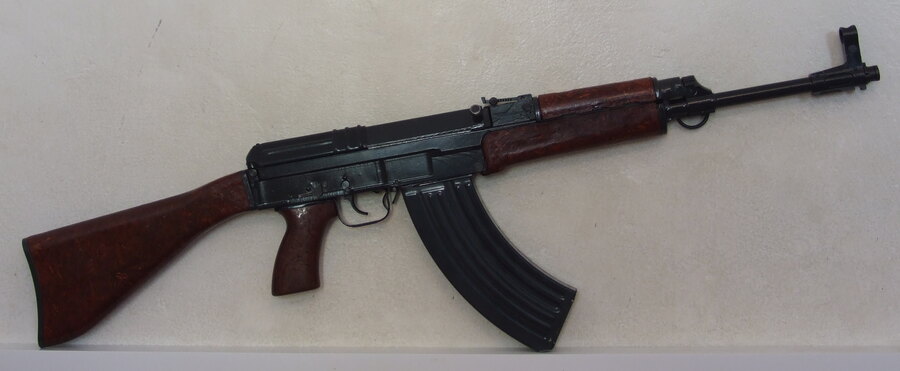 Csehszlovák géppisztoly Sa vz. 58 P 7,62×39-es merev válltámasszal és tipikus tár.