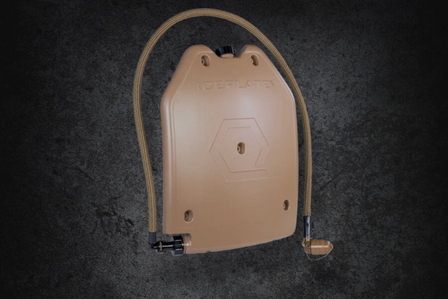 Qore Performance ICEPLATE<sup>®</sup> hidratáló rendszer ballisztikus lemezt formázó csővel és szájrésszel.