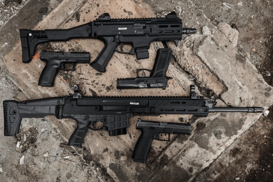 CZ Scorpion EVO 3 és betonblokkokon lévő pisztolyok a termék fotózás során