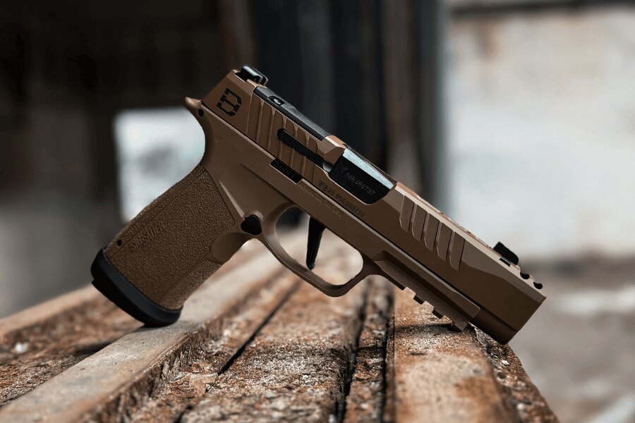 9 mm Luger kaliberű modern önbetöltő pisztoly fa alapon.