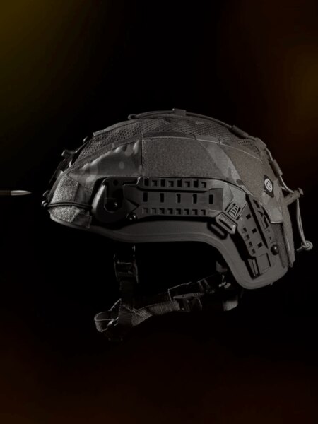 Busch PROtective AMP-1 ballisztikus sisak oldalsó sínekkel és tartozékokhoz való rögzítőrendszerrel.