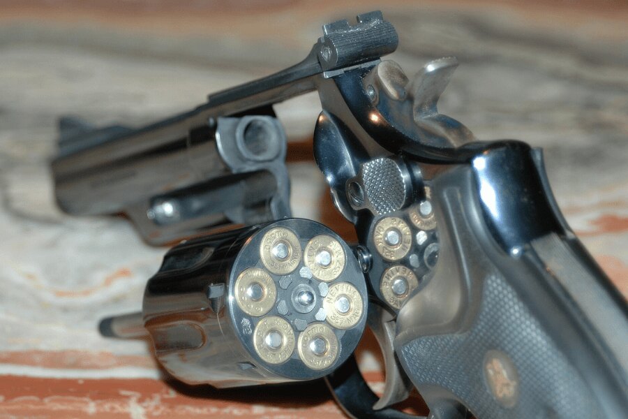 Smith & Wesson Model 19 revolver nyitott dobbal és .357 Magnum töltényekkel.