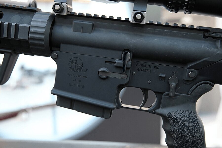 Az ArmaLite AR-10 puska alsó tokjának részlete.