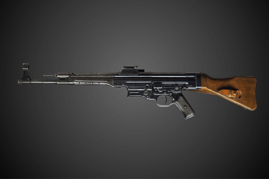 Német támadófegyver StG 44 oldalnézetben.