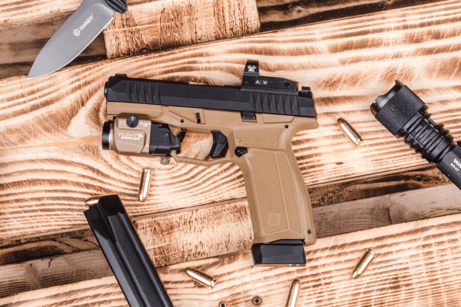 Arex Delta Gen.2 OR pisztoly Vortex Defender vörös pont irányzékkal, Streamlight TLR-7A fegyverlámpával és meghosszabbított tártalppal. Foto: Rigad