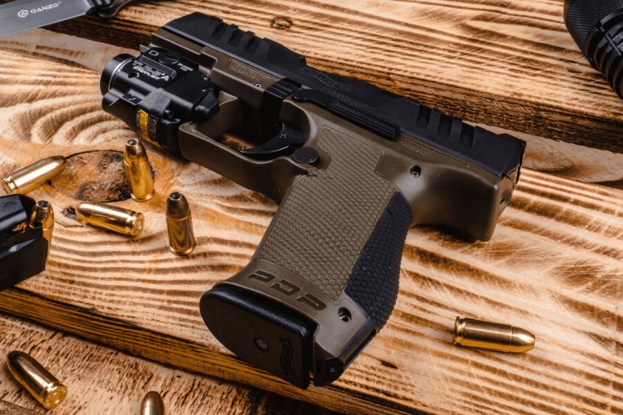 Walther PDP Compact pisztoly felragasztott markolatokkal és Streamlight TLR-7A fegyverlámpával.