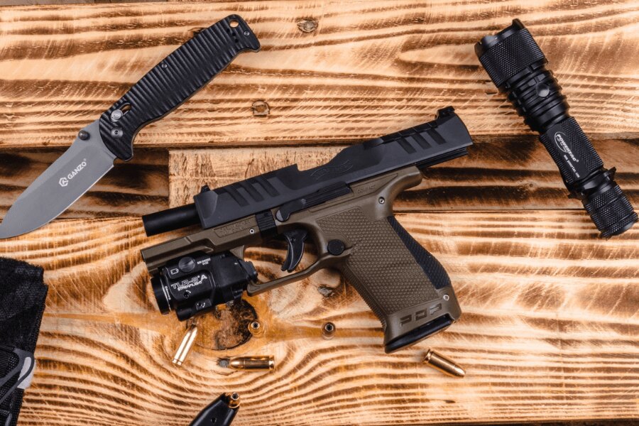 A szétszedett Walther PDP Compact pisztoly hosszabbított menetes csővel és fegyverlámpával.