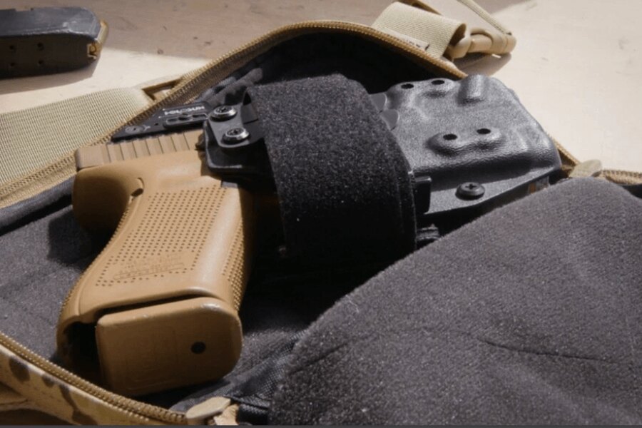 CCW Helyezze be az Agilite<sup>&reg;</sup>-et egy IWB kydex tokba és egy pisztolyba a táskán belül.
