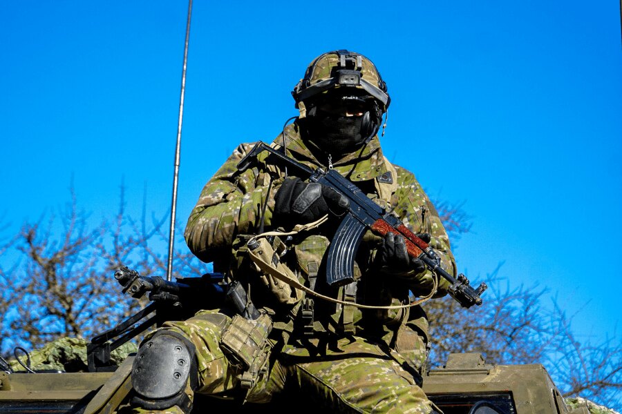 A Sa vz. 58 géppuskát használó katona katonai kiképzésen.