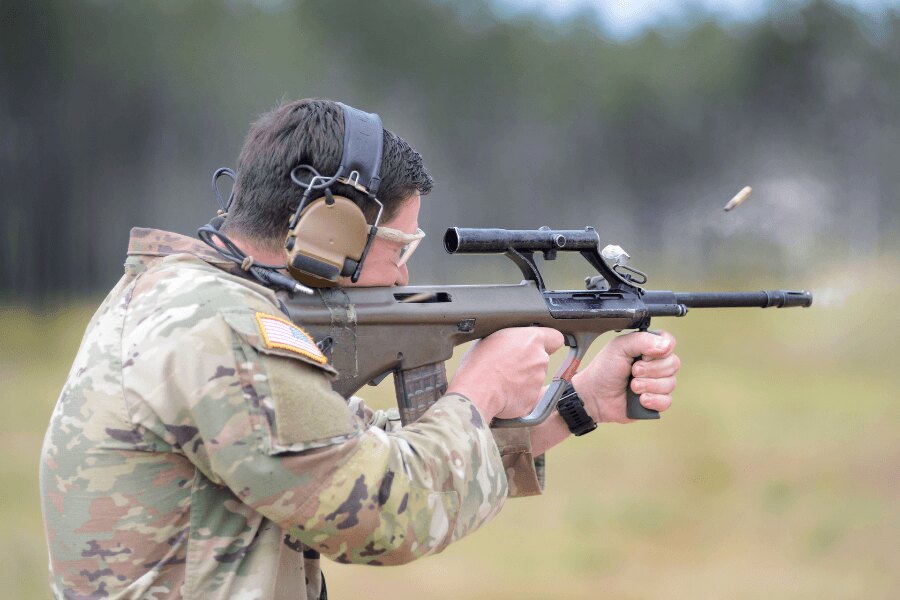 Egy katona Steyr AUG önbetöltő puskával a lövészeti kiképzés során.