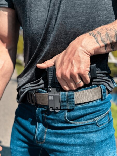 Pisztoly elővétele RH Holsters IWB tokból rejtett viseléskor az appendixnál.