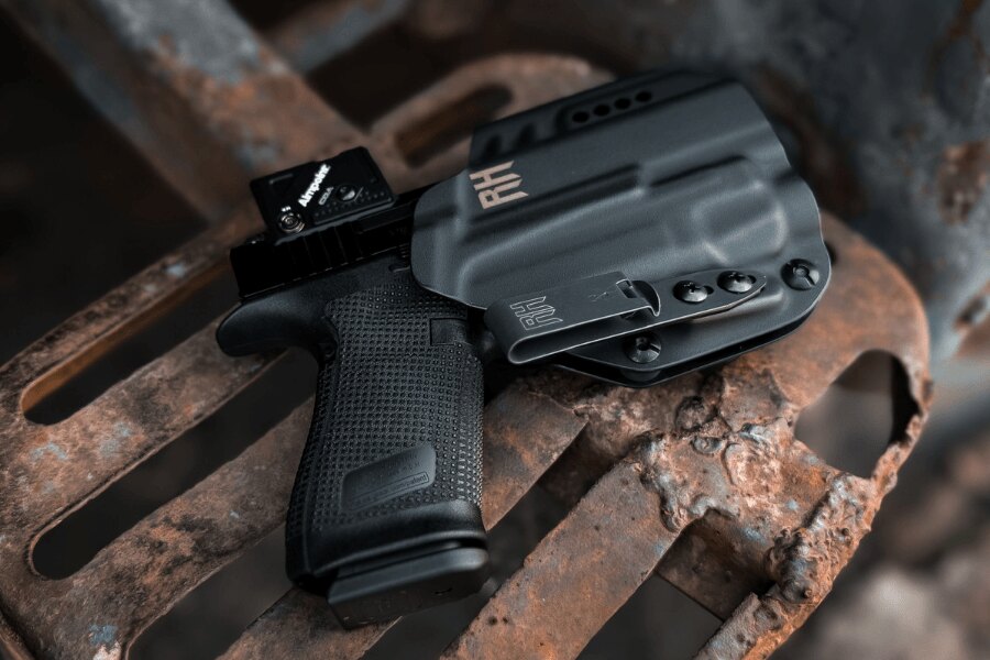 Pisztoly kollimátorral, fekete IWB tokban, RH Holsters.