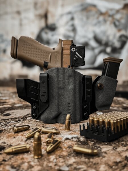 Aimpoint kolimátoros pisztoly Safariland Incog X tokban, tartalék tár.