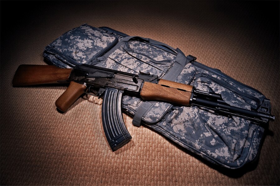 AK-47 airsoft replika fegyver a G&amp;G Armament-tól párnázott fegyvertáskán.