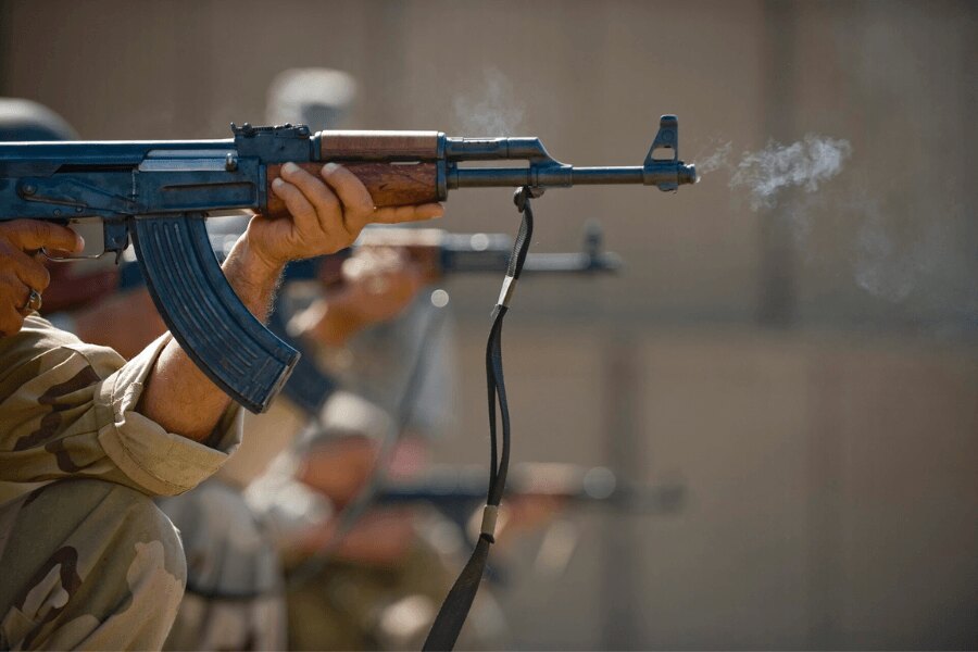 Egy iraki légierő tiszt AK-47-es puskával lő a lőtéren zajló kiképzés során.