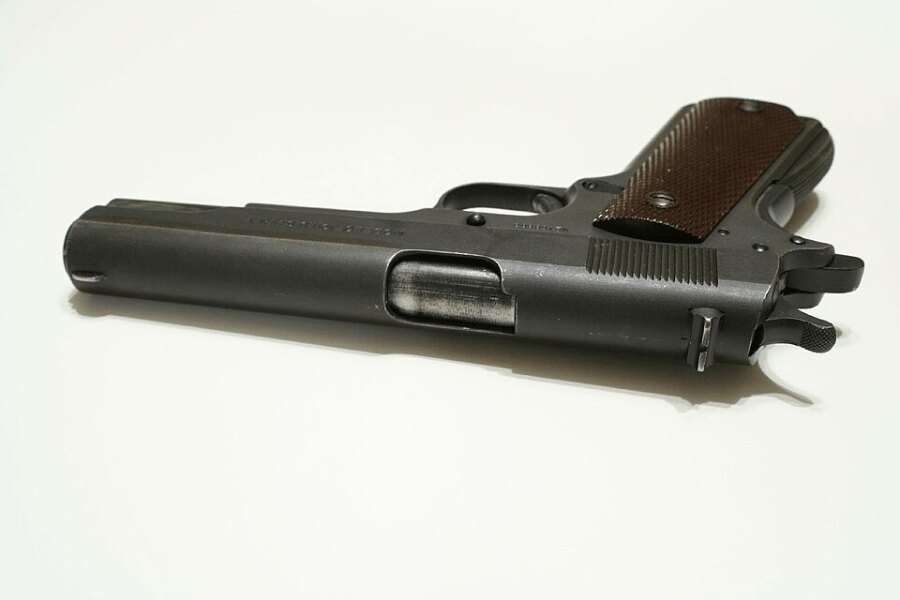 A történelmi Colt M1911 pisztoly, amelyet 1917-ben gyártottak, felülnézetből a zár és a markolat.