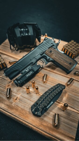 BUL 1911 EDC 5" pisztoly .45 ACP kaliberben Streamlight TLR-1 HL lámpával, lőszerrel és lőtéri felszereléssel.