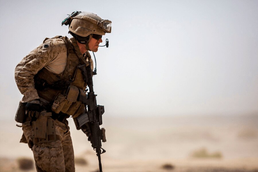 Az U.S. Marine Corps tagja az M1911-es pisztollyal a tokban a 2013-as Eager Lion gyakorlat során Jordániában.