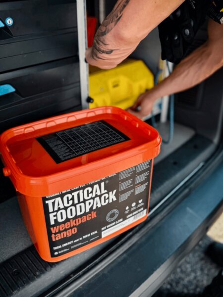 Tactical Foodpack élelmiszerkészlet az autó csomagterében tárolva.