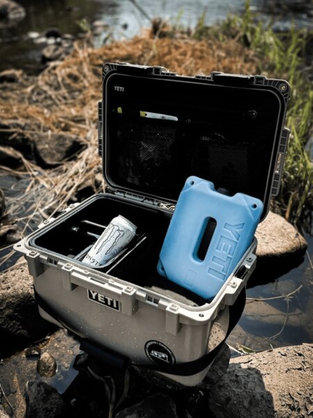 Nyitott szállító doboz YETI LoadOut GoBox hűtőbetéttel és itallal.