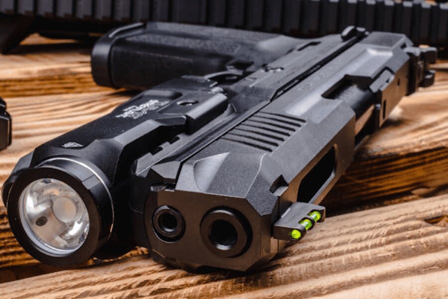 A Ruger-57 pisztoly irányzékán lévő zöld fényvezető szál részlete, amely lámpával van felszerelve.