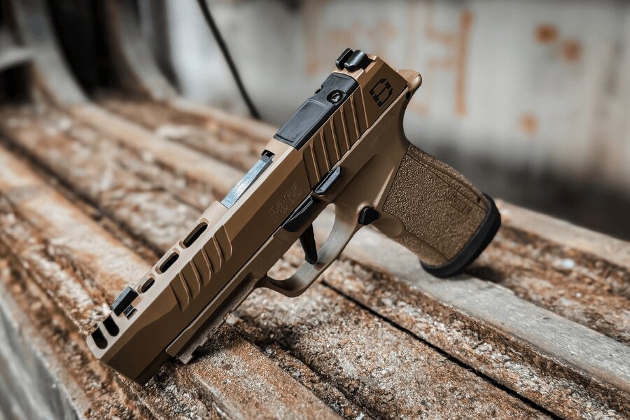 SIG Sauer P365 pisztoly mechanikus irányzékkal és célzóberendezéssel faasztalon.