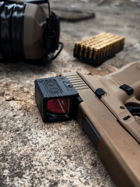 Részlet egy Glock 19X pisztolyra szerelt Holosun zárt kolimátorról.