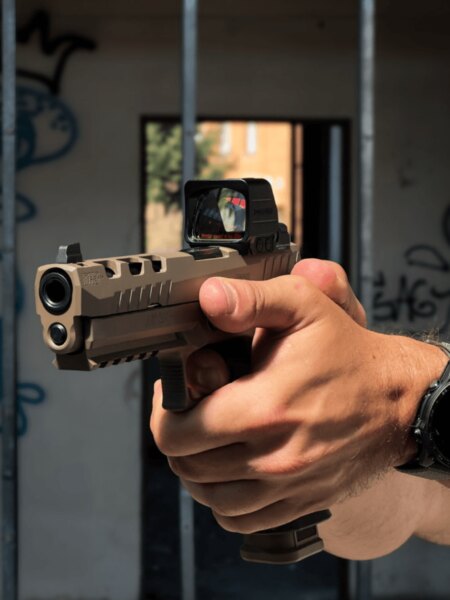 Elölnézet SIG Sauer P320 DH3 pisztolyról Holosun nyílt irányzékkal.