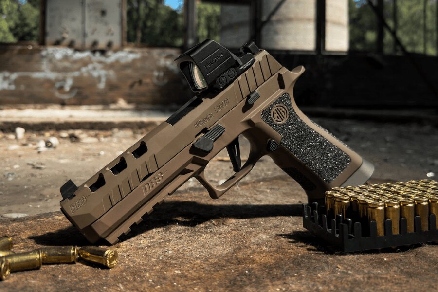 SIG Sauer P320 DH3 pisztoly Holosun kolimátorral a lőszer mellett.