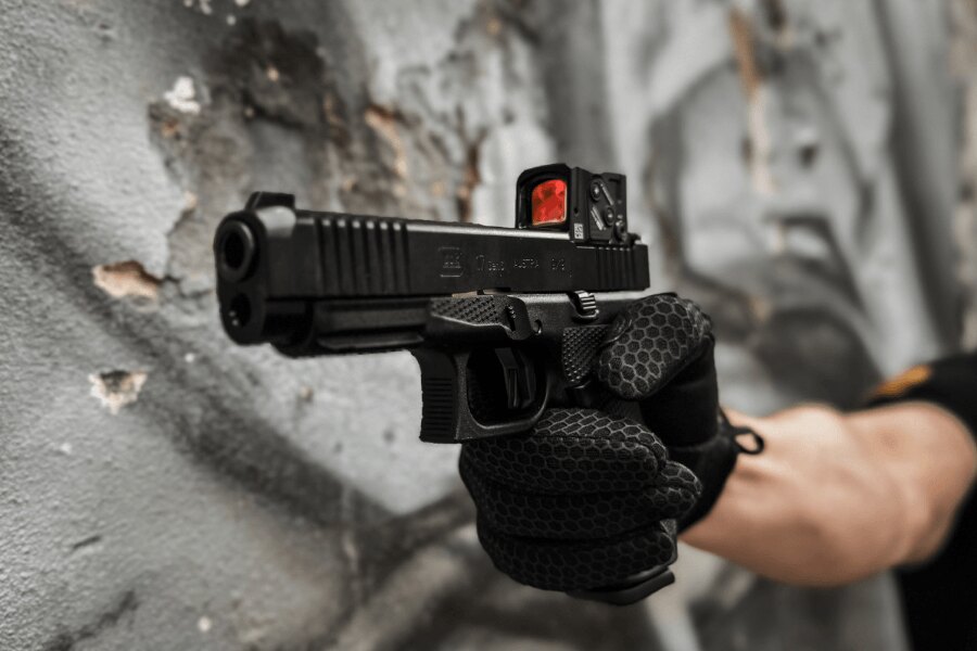 Glock 17 pisztoly célzása kolimátorral felszerelve.