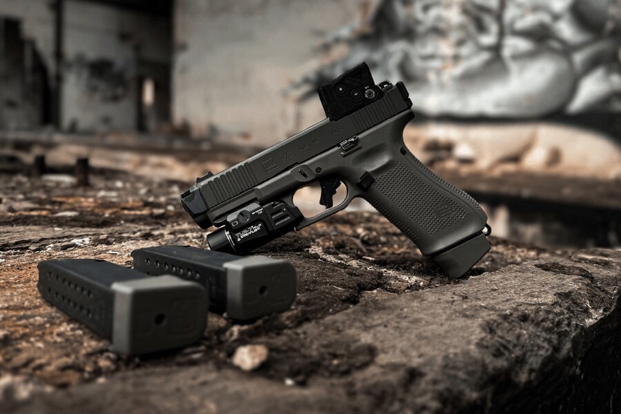 Glock 45 pisztoly kolimátorral, lámpával és két tárral.