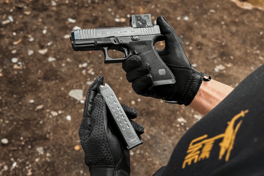 Glock 45 pisztoly újratöltési gyakorlat kollimátorral és tartalék tárakkal.