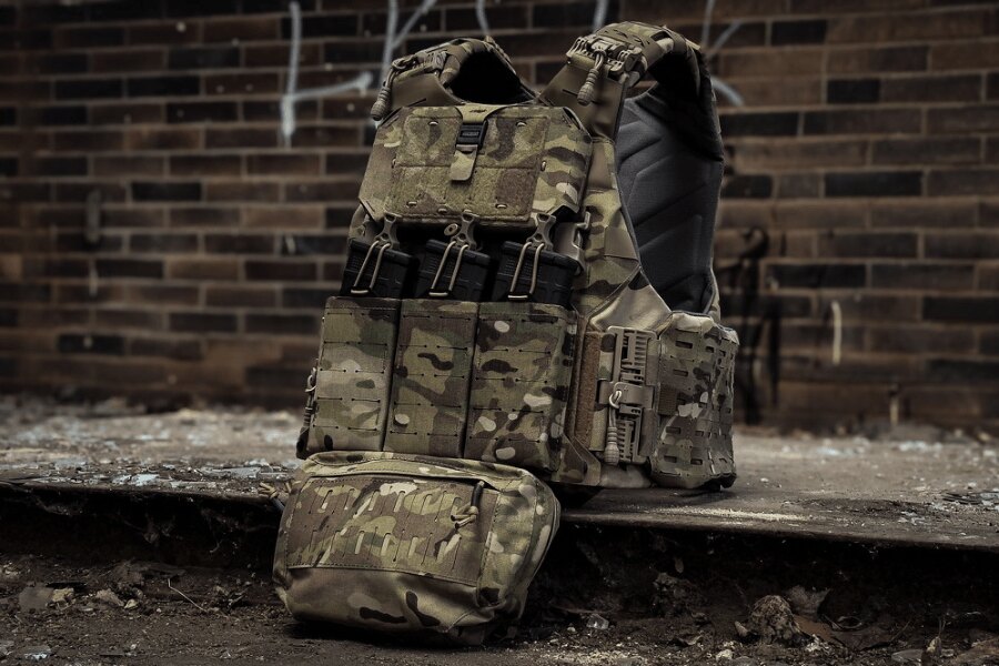 Templar’s Gear CIBV3 4EL Multicam színű plate carrier elöl zsebekkel és oldalsó ROC csatokkal.
