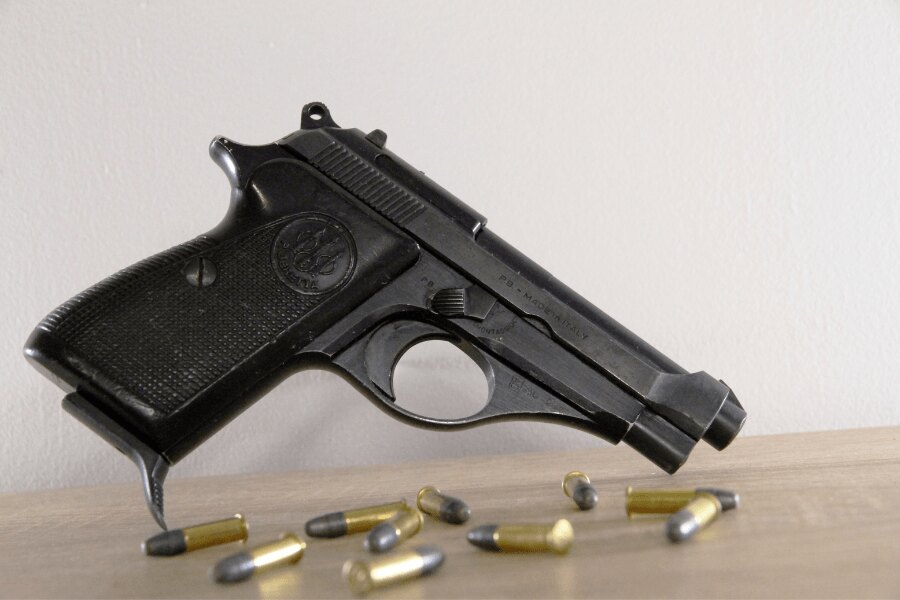 Beretta 71 pisztoly oldalsó nézete .22 LR kaliberű lövedékekkel.