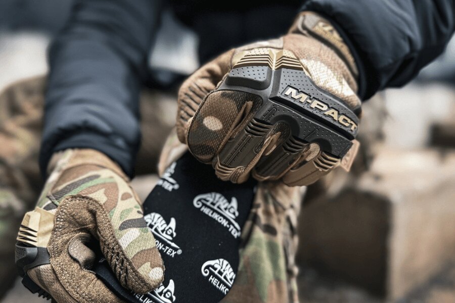 A Mechanix M-Pact taktikai kesztyű részletei MultiCam kivitelben szoros fogásra.