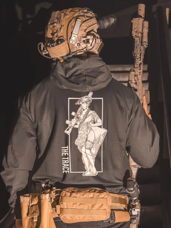 Machinegunner Statue A Trace® pulóver
