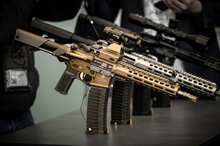 Önöltő fegyver AR15 S4F 10,5" CSS TIGER EYE / kaliber 223.Rem Schmeisser® + Kolimátor LE GEN2 Falke®