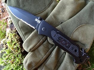 SOG® Escape összecsukható kés - fekete
